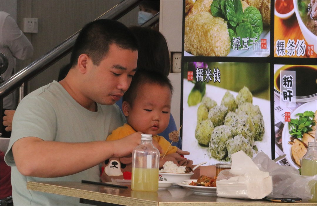 游客在潮州牌坊街品尝小吃。黄敏璇 摄.jpg